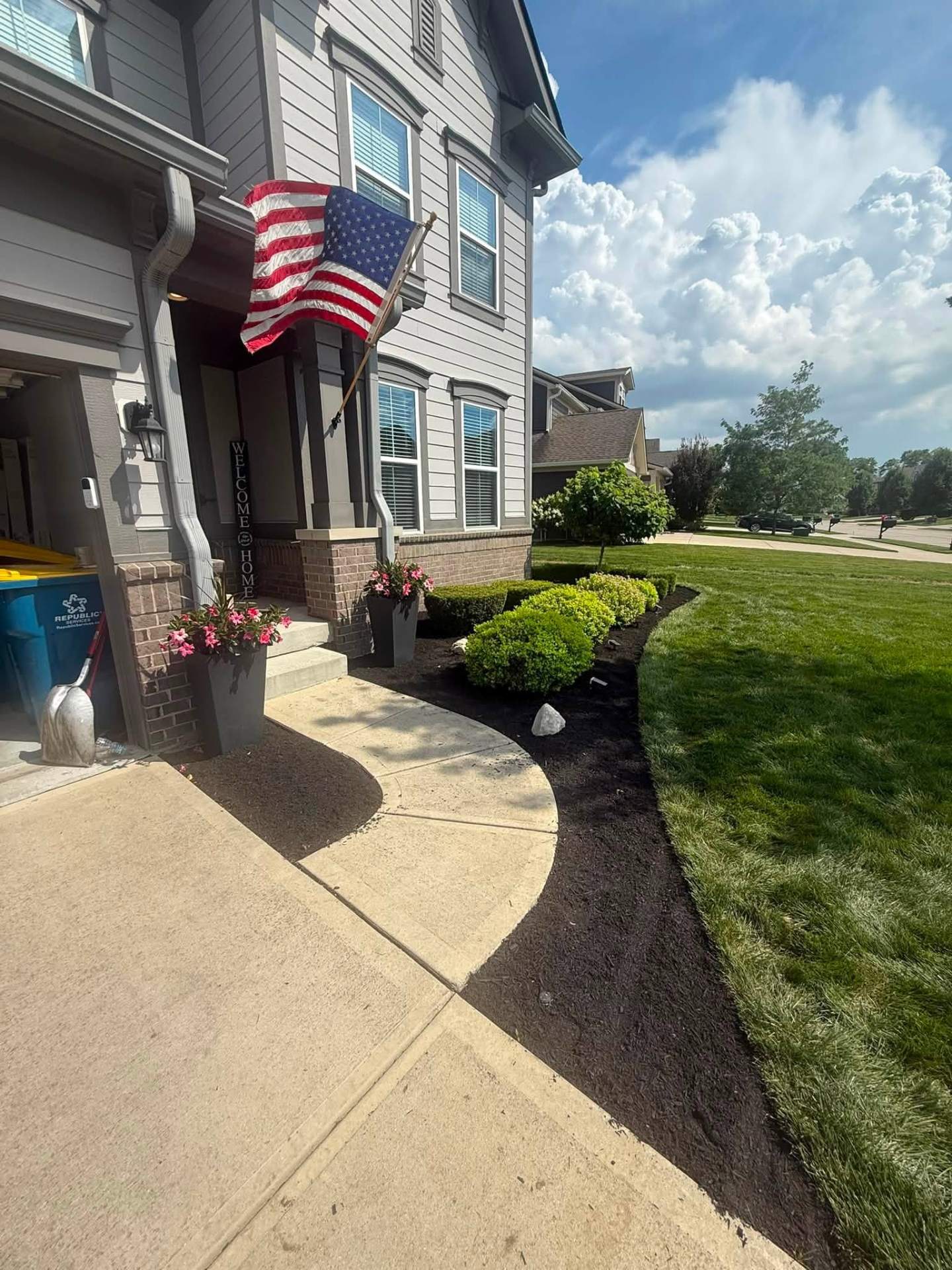 Fresh Mulch Bed & Cleanup — Noblesville, IN